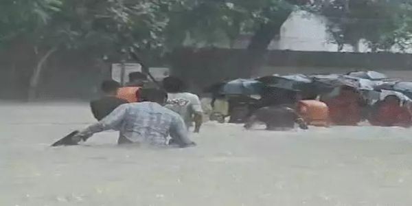 बिलासपुर बारिश से बेहाल: बाढ़ में बुजुर्ग महिला की मौत, कॉलोनियां डूबीं, ट्रेनें थमीं, करोड़ों का नुकसान