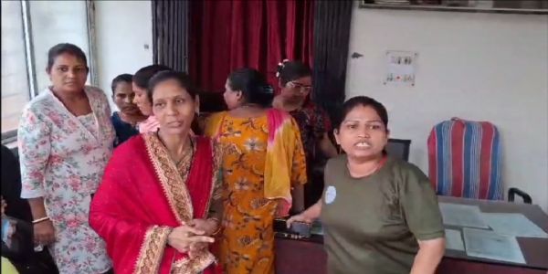 आवासीय विद्यालय में बच्चों से मारपीट के विरोध में परिजनों का हंगामा