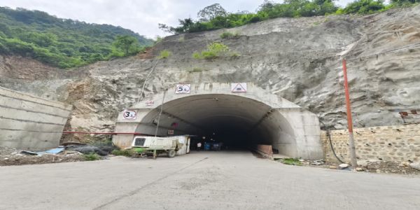 निर्माणाधीन सुरंग। निर्माणाधीन सुरंग।