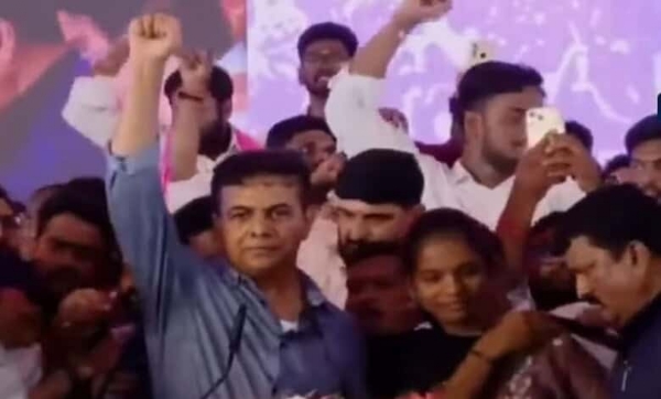 सभा को संबोधित करते केटी रामा राव