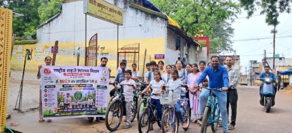 साइकिल रैली में शामिल शहर के नागरिक। साइकिल रैली में शामिल शहर के नागरिक।