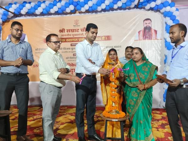 उद्घाटन के अवसर ओर डीएम उद्घाटन के अवसर ओर डीएम