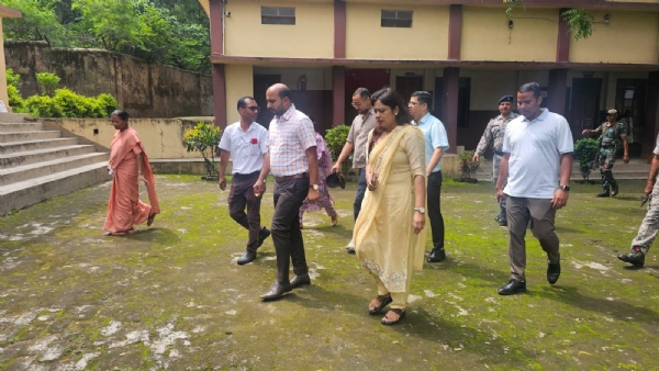 निरीक्षण करते अधिकारी निरीक्षण करते अधिकारी