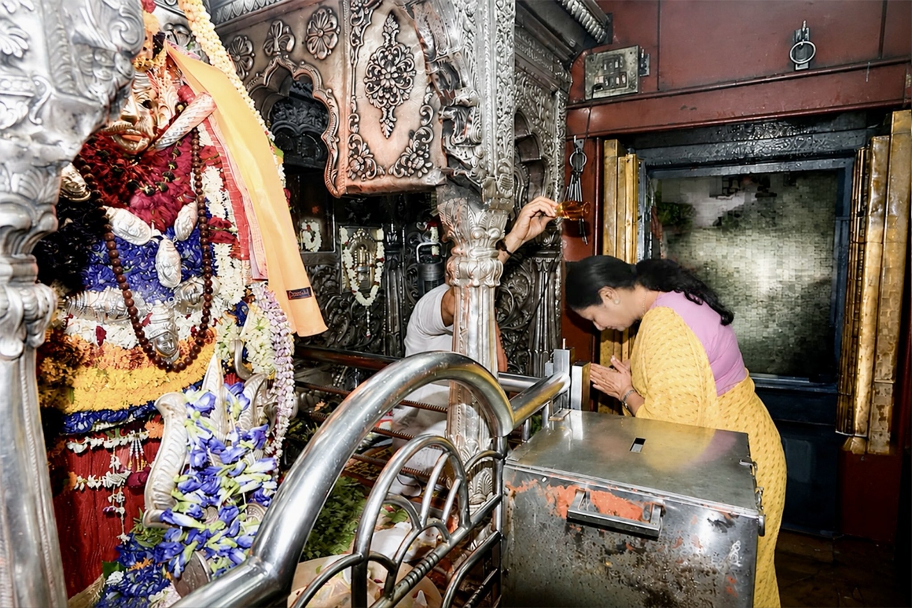 कालभैरव मंदिर में अपने परिजनों के साथ दिल्ली की मुख्यमंत्री कालभैरव मंदिर में अपने परिजनों के साथ दिल्ली की मुख्यमंत्री