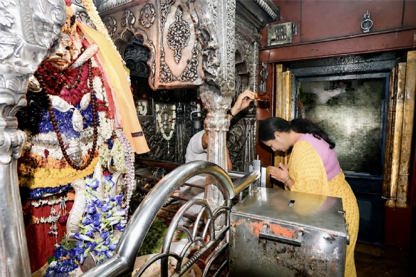 कालभैरव मंदिर में अपने परिजनों के साथ दिल्ली की मुख्यमंत्री कालभैरव मंदिर में अपने परिजनों के साथ दिल्ली की मुख्यमंत्री