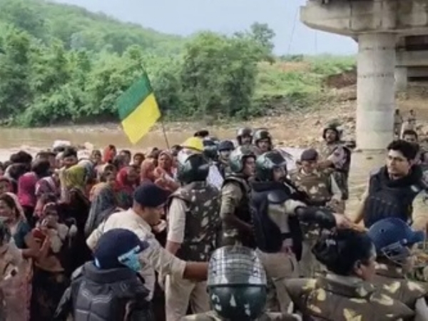 पन्ना में चिता आंदोलन कर रहे प्रदर्शनकारियों पर पुलिस का एक्शन पन्ना में चिता आंदोलन कर रहे प्रदर्शनकारियों पर पुलिस का एक्शन