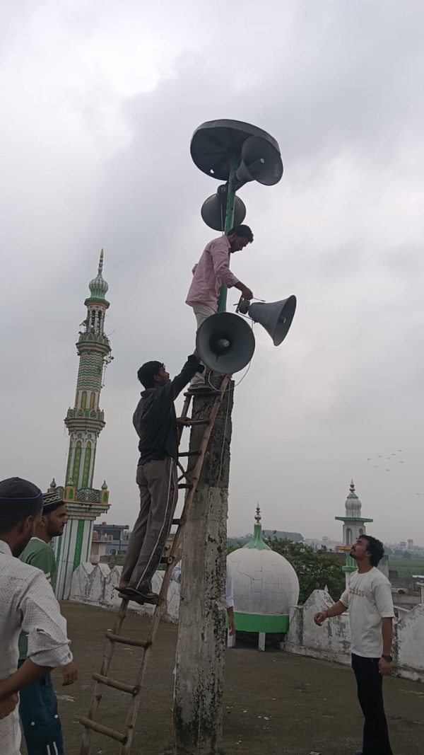 धार्मिक स्थान से लाउडस्पीकर उतारते हुए धार्मिक स्थान से लाउडस्पीकर उतारते हुए