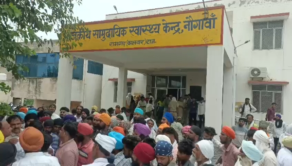 अलवर. अस्पताल में पोस्टमार्टम के दौरान मौजूद भीड़। अलवर. अस्पताल में पोस्टमार्टम के दौरान मौजूद भीड़।