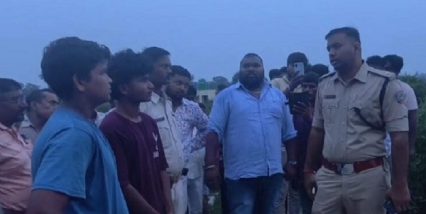 डेम में राहुल की तलाश करते स्थानीय गोताखोर और पुलिस कर्मी डेम में राहुल की तलाश करते स्थानीय गोताखोर और पुलिस कर्मी
