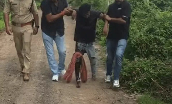 मुख्य आरोपित को शॉर्ट एनकाउंटर के बाद गिरफ्तार किया गया मुख्य आरोपित को शॉर्ट एनकाउंटर के बाद गिरफ्तार किया गया