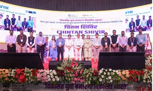 माय भारत चिंतन शिविर के प्रतिभागियों के साथ केन्द्रीय राज्यमंत्री निखिल खडसे माय भारत चिंतन शिविर के प्रतिभागियों के साथ केन्द्रीय राज्यमंत्री निखिल खडसे