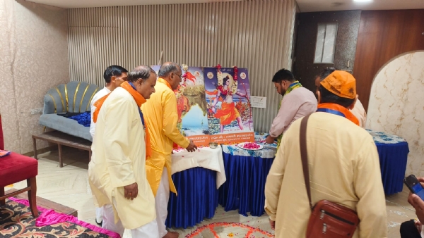 अंतरराष्ट्रीय हिन्दू परिषद एवं राष्ट्रीय बजरंग दल मेरठ प्रान्त की प्रांतीय बैठक में दीप प्रज्वलन करते अतिथि व पदाधिकारी। अंतरराष्ट्रीय हिन्दू परिषद एवं राष्ट्रीय बजरंग दल मेरठ प्रान्त की प्रांतीय बैठक में दीप प्रज्वलन करते अतिथि व पदाधिकारी।