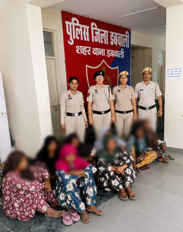 गिरफ्तार चोर गिरोह की आरोपी महिलाएं। गिरफ्तार चोर गिरोह की आरोपी महिलाएं।
