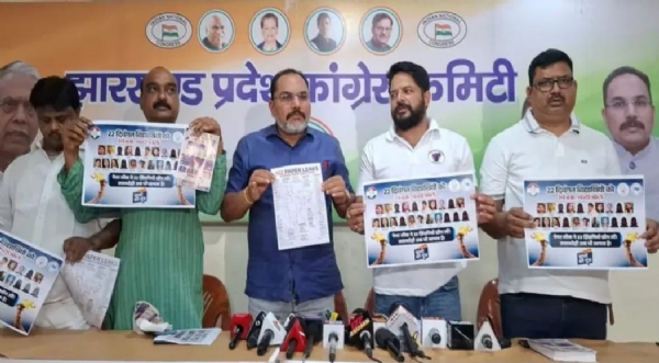 प्रेस वार्ता में प्रदीप यादव सहित अन्य प्रेस वार्ता में प्रदीप यादव सहित अन्य