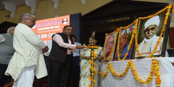 कार्यक्रम के शुभारंभ अवसर पर मंचस्थ अतिथि कार्यक्रम के शुभारंभ अवसर पर मंचस्थ अतिथि