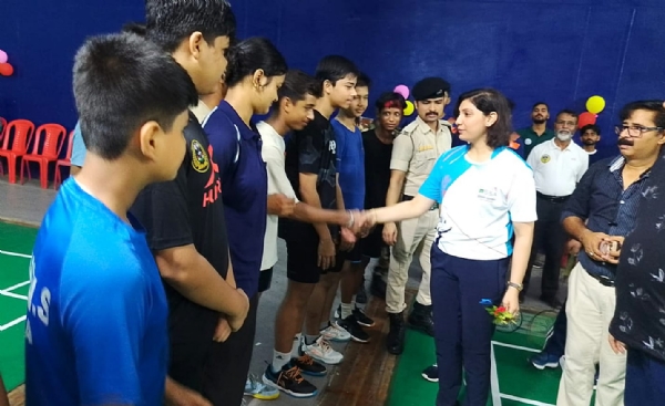 खिलाड़ियों से हाथ मिलाकर अभिवादन स्वीकार करती डीएम साहिल खिलाड़ियों से हाथ मिलाकर अभिवादन स्वीकार करती डीएम साहिल
