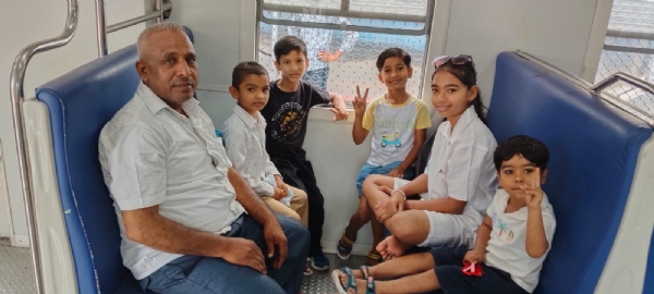 बच्चों सहित हाइड्रोजन ट्रेन में बैठे यात्री बच्चों सहित हाइड्रोजन ट्रेन में बैठे यात्री