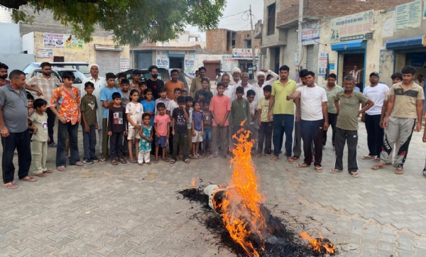 फतेहाबाद। गांव भूथनकलां में शिक्षामंत्री का पुतला फूंकते ग्रामीण। फतेहाबाद। गांव भूथनकलां में शिक्षामंत्री का पुतला फूंकते ग्रामीण।