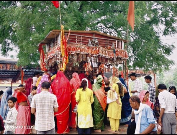 माँ भुवनेश्वरी धाम मे पूजा करते श्रद्धालु माँ भुवनेश्वरी धाम मे पूजा करते श्रद्धालु