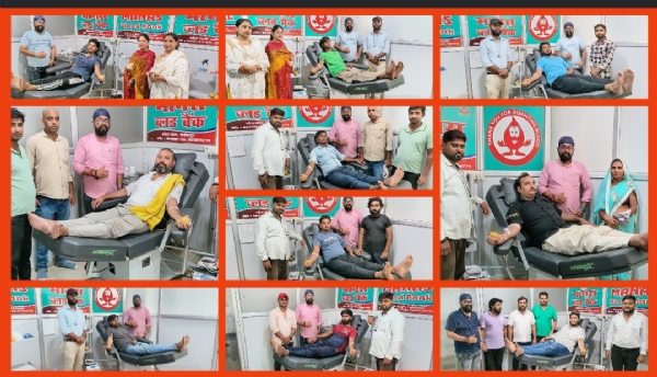 ब्लड डोनेट करते 10 लोग ब्लड डोनेट करते 10 लोग