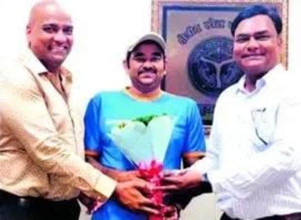 सोनकपुर स्पोर्ट्स स्टेडियम में सम्मानित होते अर्जुन अवॉर्ड प्राप्त बैडमिंटन खिलाड़ी अभिन्न श्याम गुप्ता। सोनकपुर स्पोर्ट्स स्टेडियम में सम्मानित होते अर्जुन अवॉर्ड प्राप्त बैडमिंटन खिलाड़ी अभिन्न श्याम गुप्ता।
