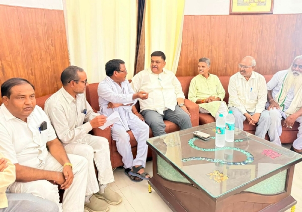 अलवर. वन मंत्री से चर्चा करते वाल्मीकी समाज के लोग। अलवर. वन मंत्री से चर्चा करते वाल्मीकी समाज के लोग।