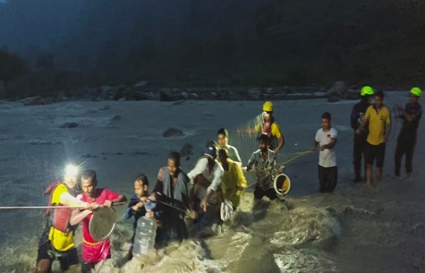 एसडीआरएफ देहरादून के कैंट क्षेत्र के संतला देवी मंदिर में टापू पर फंसे लोगों को रेस्क्यू करती हुई। एसडीआरएफ देहरादून के कैंट क्षेत्र के संतला देवी मंदिर में टापू पर फंसे लोगों को रेस्क्यू करती हुई।