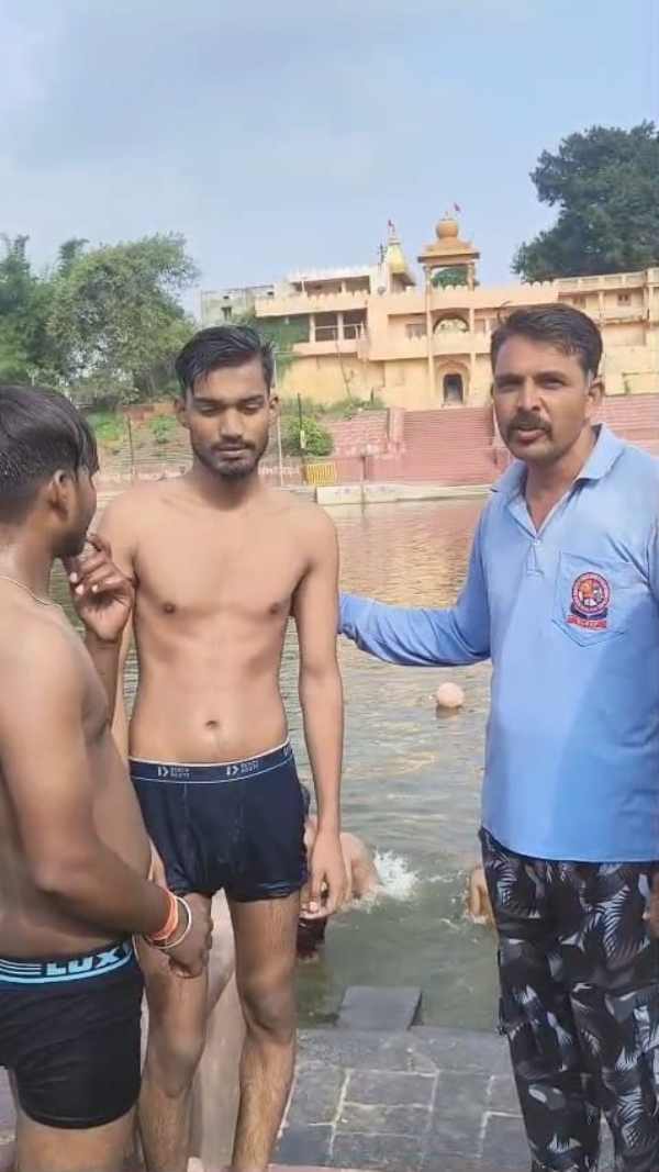 A Home Guard rescued two pilgrims from Prayagraj who were drowning in the Shipra River. A Home Guard rescued two pilgrims from Prayagraj who were drowning in the Shipra River.