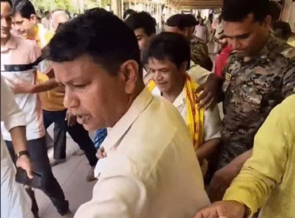 भीड़ में घिरे अभिनेता भीड़ में घिरे अभिनेता