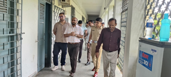 निरीक्षण करते अधिकारी निरीक्षण करते अधिकारी