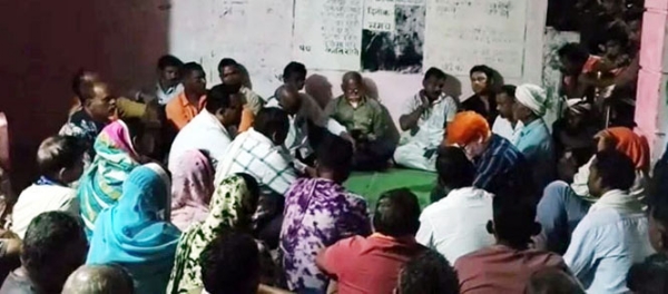 ढेकुना गांव में ग्रामीणों की बैठक ढेकुना गांव में ग्रामीणों की बैठक