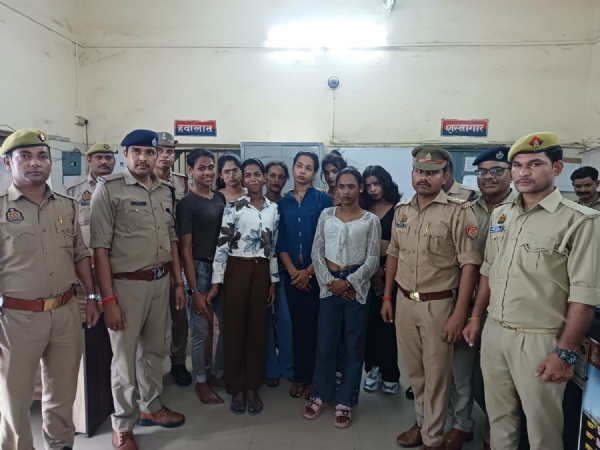 पुलिस की गिरफ्त में आरोपित किन्नरों का छायाचित्र पुलिस की गिरफ्त में आरोपित किन्नरों का छायाचित्र