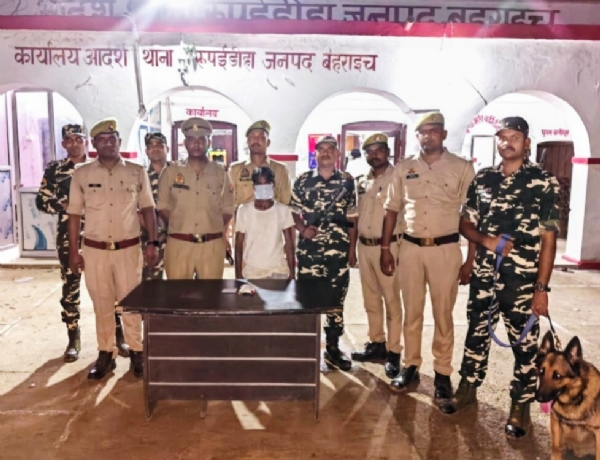 पुलिस गिरफ्त में तस्कर पुलिस गिरफ्त में तस्कर