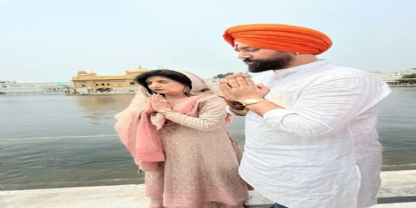 ਸ੍ਰੀ ਹਰਿਮੰਦਰ ਸਾਹਿਬ ਵਿਖੇ ਮੱਥਾ ਟੇਕਦੇ ਹੋਏ ਚਿਰਾਗ ਪਾਸਵਾਨ ਤੇ ਨਾਲ ਉਨ੍ਹਾਂ ਦੀ ਮਾਤਾ। ਸ੍ਰੀ ਹਰਿਮੰਦਰ ਸਾਹਿਬ ਵਿਖੇ ਮੱਥਾ ਟੇਕਦੇ ਹੋਏ ਚਿਰਾਗ ਪਾਸਵਾਨ ਤੇ ਨਾਲ ਉਨ੍ਹਾਂ ਦੀ ਮਾਤਾ।