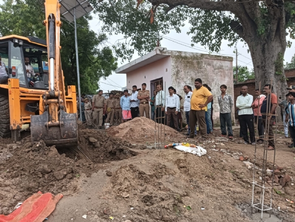 अवैध पक्के मकानों को ध्वस्त करता बुलडोजर अवैध पक्के मकानों को ध्वस्त करता बुलडोजर