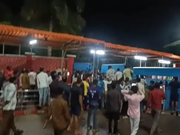 आक्रोशित परिजनों ने रातभर कंपनी के गेट पर किया उग्र प्रदर्शन आक्रोशित परिजनों ने रातभर कंपनी के गेट पर किया उग्र प्रदर्शन