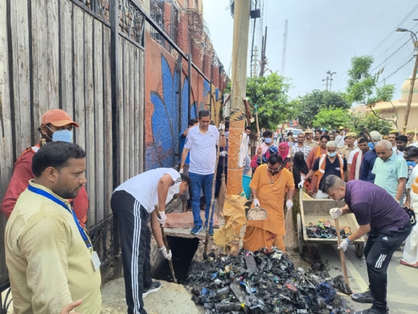 अभियान में श्रमदान करते हुए डीएम एसएसपी अभियान में श्रमदान करते हुए डीएम एसएसपी
