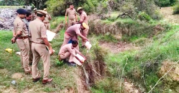 शराब नष्टीकरण कि कार्यवाही करती पुलिस शराब नष्टीकरण कि कार्यवाही करती पुलिस
