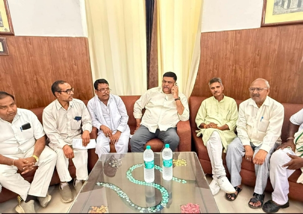 अलवर. वन मंत्री से चर्चा करते वाल्मीकी समाज के लोग। अलवर. वन मंत्री से चर्चा करते वाल्मीकी समाज के लोग।