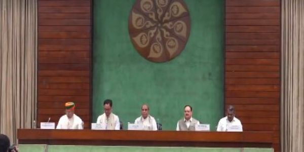 सर्वदलीय बैठक में मौजूद केंद्रीय मंत्री अर्जुन राम मेघवाल, किरेन रिजिजू, राजनाथ सिंह जेपी नड्डा व अन्य। सर्वदलीय बैठक में मौजूद केंद्रीय मंत्री अर्जुन राम मेघवाल, किरेन रिजिजू, राजनाथ सिंह जेपी नड्डा व अन्य।