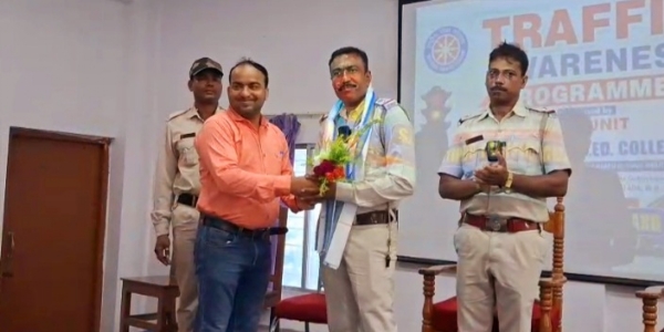 ट्रैफिक को लेकर जागरूकता कार्यक्रम करते पुलिस ट्रैफिक को लेकर जागरूकता कार्यक्रम करते पुलिस