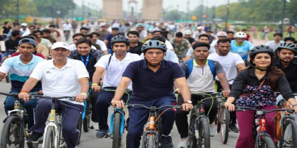 फिट इंडिया साइक्लिंग का नेतृत्व करते मनसुख मांडविया फिट इंडिया साइक्लिंग का नेतृत्व करते मनसुख मांडविया