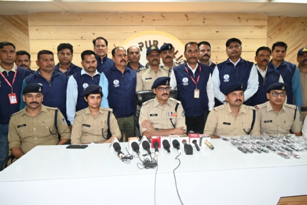 जबलपुर: अवैध हथियार कारोबार पर पुलिस का बड़ा प्रहार, 6 आरोपी गिरफ्तार, 49 चाइना चाकू जब्त जबलपुर: अवैध हथियार कारोबार पर पुलिस का बड़ा प्रहार, 6 आरोपी गिरफ्तार, 49 चाइना चाकू जब्त