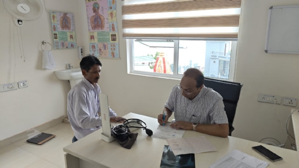 पौड़ी के उत्तर केयर हॉस्पिटल में मरीज का स्वास्थ्य परीक्षण करते चिकित्सक पौड़ी के उत्तर केयर हॉस्पिटल में मरीज का स्वास्थ्य परीक्षण करते चिकित्सक