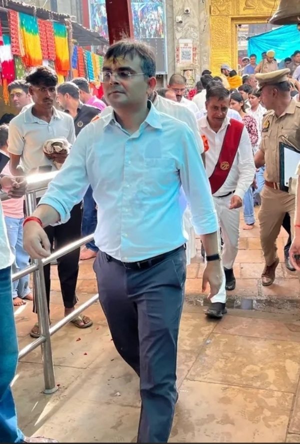 मार्कण्डेय महादेव मंदिर परिसर का निरीक्षण करते हुए जिलाधिकारी मार्कण्डेय महादेव मंदिर परिसर का निरीक्षण करते हुए जिलाधिकारी