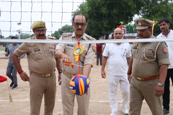 पुलिस लाइन में 74वीं अंतरजनपदीय वॉलीबॉल क्लस्टर (महिला/पुरुष) प्रतियोगिता-2026 का शुभारंभ का छाया चित्र पुलिस लाइन में 74वीं अंतरजनपदीय वॉलीबॉल क्लस्टर (महिला/पुरुष) प्रतियोगिता-2026 का शुभारंभ का छाया चित्र