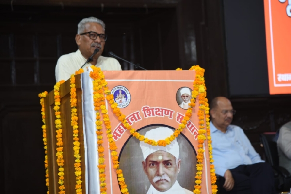 कार्यक्रम को संबोधित करते डॉक्टर कृष्ण गोपाल कार्यक्रम को संबोधित करते डॉक्टर कृष्ण गोपाल