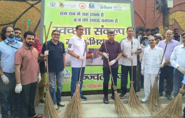 अभियान का शुभारंभ करते हुए आगरा कमिशनर, डीआईजी, जिलाधिकारी, एसएसपी अैार उधाेगपति अभियान का शुभारंभ करते हुए आगरा कमिशनर, डीआईजी, जिलाधिकारी, एसएसपी अैार उधाेगपति