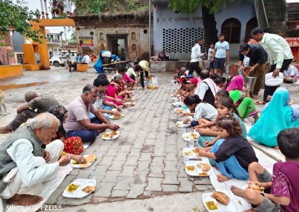 विशाल भंडारे मे प्रसाद खाते लोग विशाल भंडारे मे प्रसाद खाते लोग