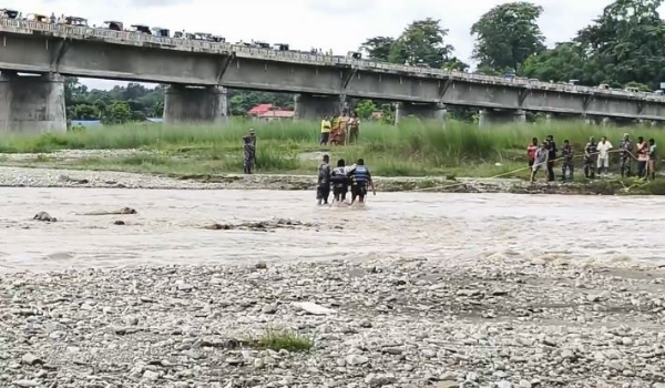 बीच धारा में फंसी युवती का रेस्क्यू करती नेपाल पुलिस बीच धारा में फंसी युवती का रेस्क्यू करती नेपाल पुलिस